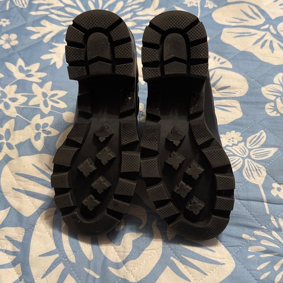 Steve Madden Black Quilted Ankle Boots - Picture 4 of 4